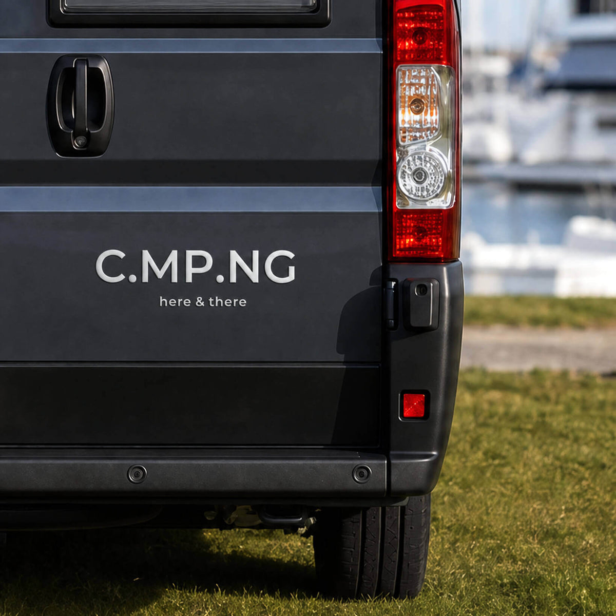 Weißer C.MP.NG-Aufkleber auf anthrazitfarbigem Camper-Van