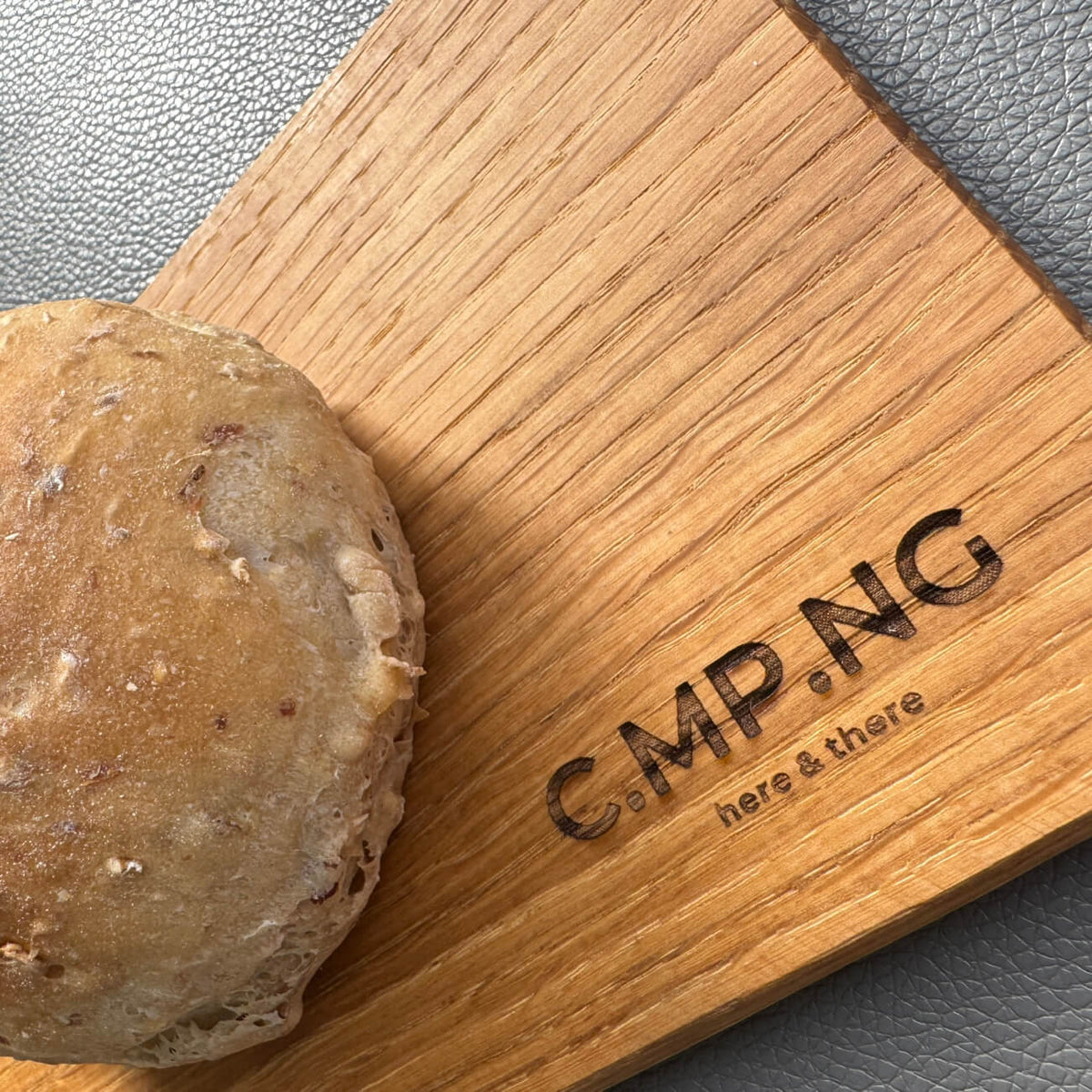 Nahaufnahme des Camping Frühstücksbrettchens aus hochwertigem Eichenholz mit Fräsung C.MP.NG here & there
