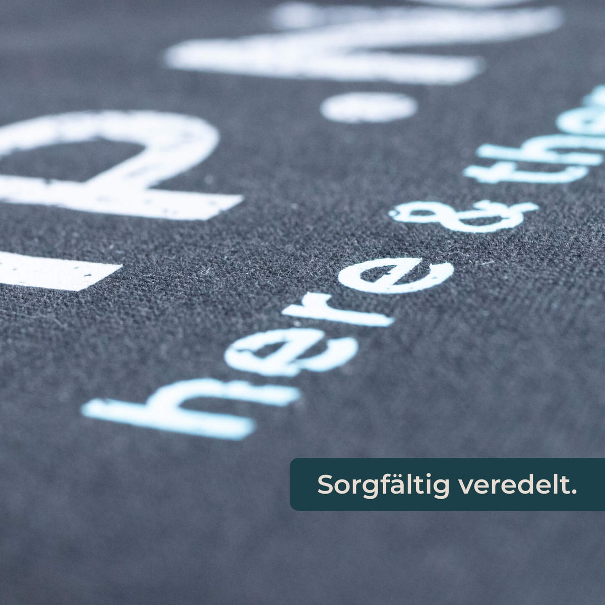 Nahaufnahme eines C.MP.NG T-Shirts.
Textkachel mit dem Satz: Sorgfältig veredelt