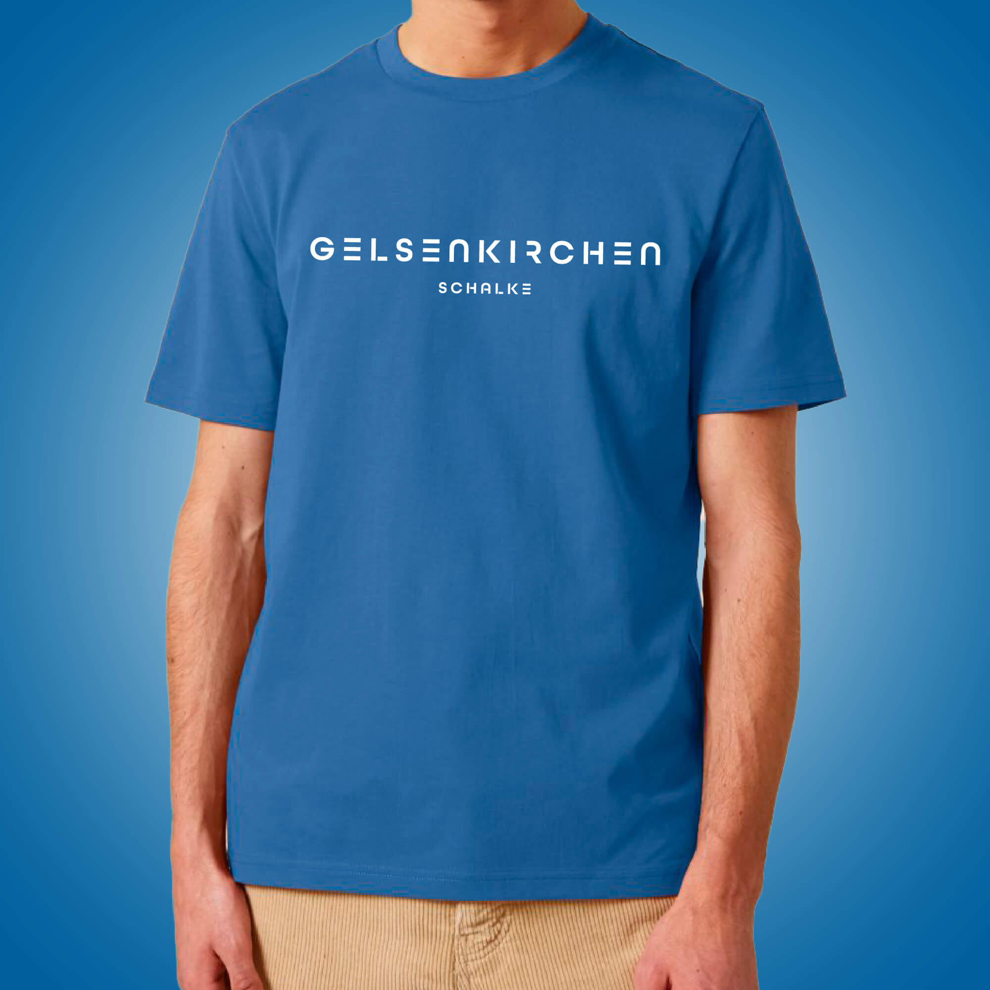 Blaues Heimat T-Shirt in mittelblau mit weißem Aufdruck Gelsenkirchen und darunter Schalke. Die Schrift des Aufdrucks ist modern mit Cut-Outs.