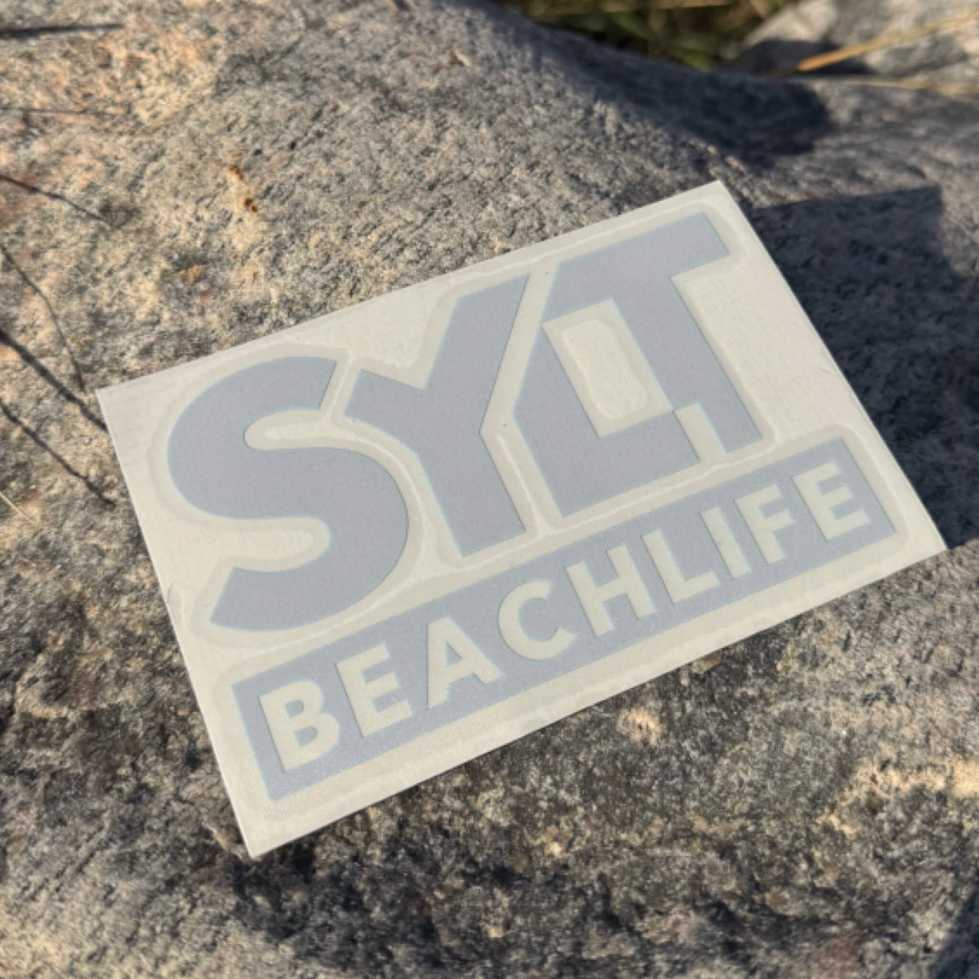 Sylt Aufkleber Beachlife in chrom liegt an einem Strand